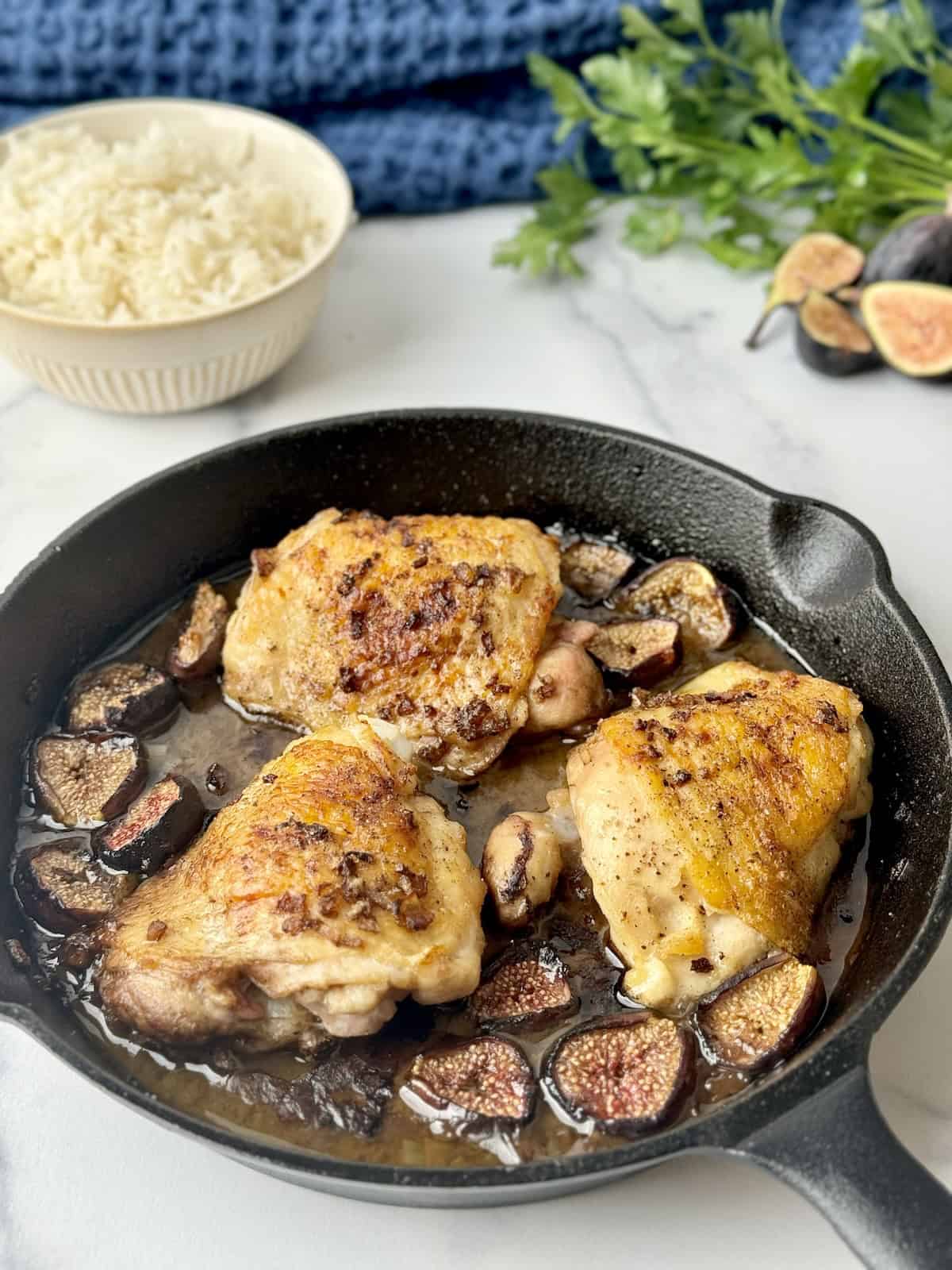 Chicken with figs in the cast iron pan.