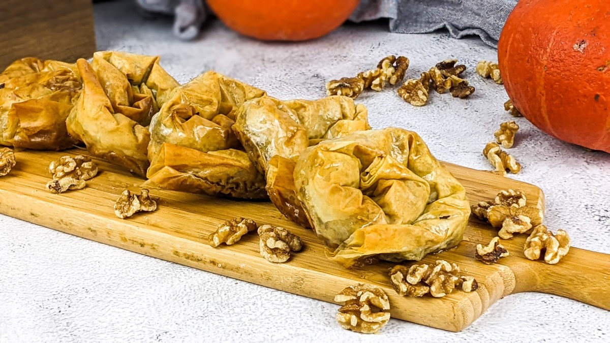 https://www.mamazillafood.com/assets/images/greek-sweet-pumpkin-pies/video.jpg