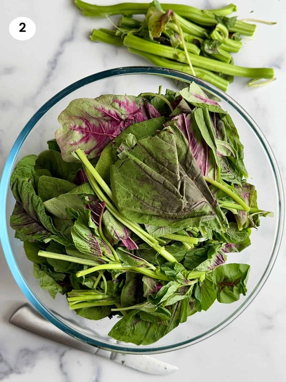 Cut vlita greens in a big bowl.